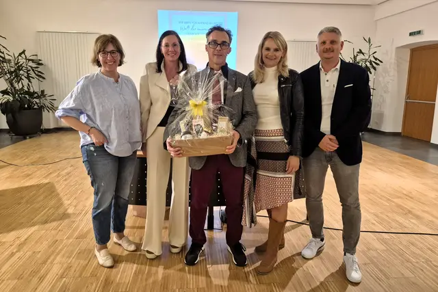 Das Team von Vita Auxilium mit Dr. Klaus-Dieter Kieslinger und Vizebürgermeister Stephan Lippitz. | Foto: Marktgemeinde St. Paul