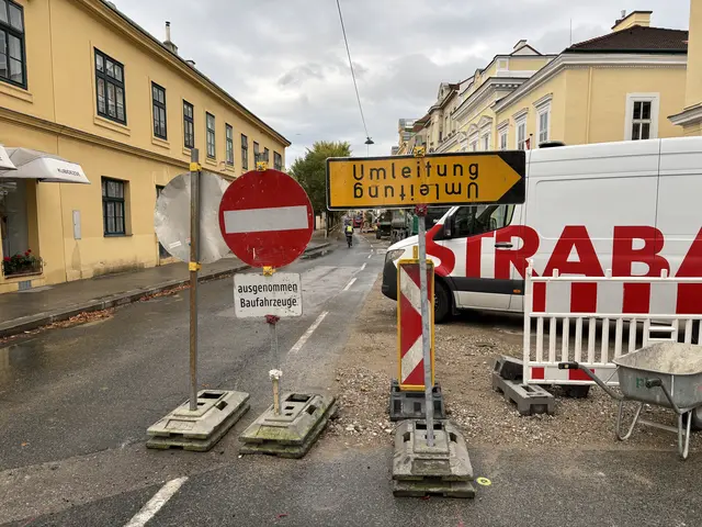 In der Maxingstraße wird aktuell die Fernwärme ausgebaut. Bei den Bauarbeiten kam es zu Astbesfunden. | Foto: Marlene Graupner/MeinBezirk