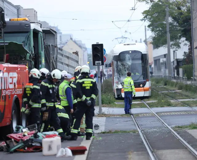 Der 55-Jährige, der 51-Jährige sowie drei Fahrgäste, darunter eine 45-Jährige, eine 62-Jährige und eine 57-Jährige aus Linz, zogen sich Verletzungen unbestimmten Grades zu.  | Foto: Fotokerschi / Bilal Ahmetovic