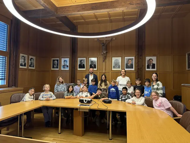 Im rahmen der Demokratiewoche durften Kinder der Volksschule Axams in die Rolle des Bürgermeisters schlüpfen und den Sitzungssaal hautnah entdecken.  | Foto: Bücherei Axams