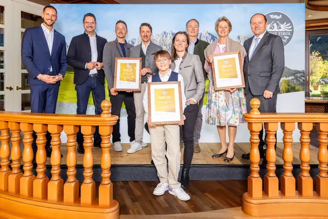 Im Rahmen der „Bewusst Tirol“-Prämierung im Hotel Der Wiesenhof in Pertisau gratulierten (v. l.) Matthias Pöschl, Geschäftsführer der Agrarmarketing Tirol, Alois Rainer, Obmann des Fachverbands Gastronomie der WKÖ, und LH-Stv. Josef Geisler den ausgezeichneten Betrieben aus den Bezirken Schwaz, Innsbruck und Innsbruck-Land: dem Sport- und Wellnesshotel Held, dem Hotel und Restaurant Goldener Adler sowie dem Waldgasthaus Triendlsäge. | Foto: AMTirol/Markus Krapf