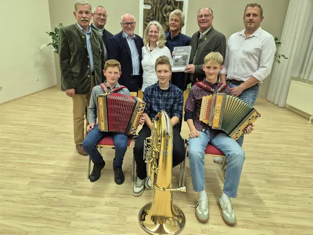 Von der eindrucksvollen Präsentation Monika Gschwandtner-Elkins, den literarischen Beiträgen von Charles Elkins (Mitte) und den musikalischen Darbietungen von Bernhard, Thomas und Niklas Penz (vorne) waren auch Vizebürgermeister Heinz Joham, Dechant Martin Edlinger, Bildungswerk-Bezirksobmann Karl Schwabe, Bürgermeister Dieter Dohr sowie Stadtrat Gerhard Penz (v.l.n.r.) begeistert. | Foto: Privat