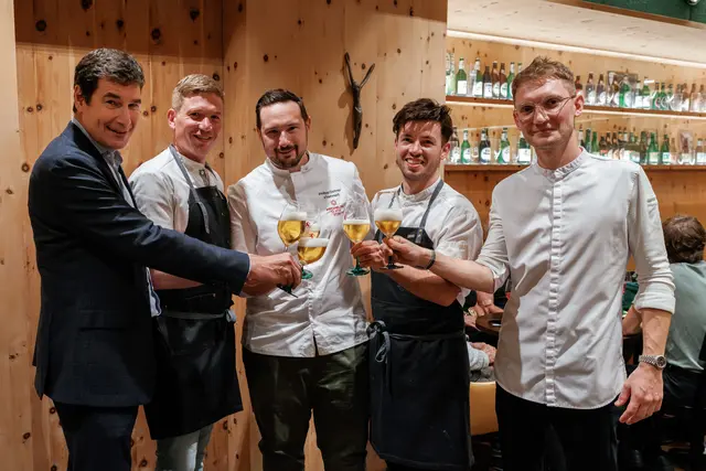 Kulinarikprofis unter sich. Martin Lechner von Zillertal Bier mit dem Küchenteam des Kulinariums.  | Foto: Zillertal Bier