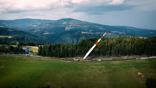 Mit Spezialtransporten gelangen die langen Rotorblätter zum Windpark Bärofen auf der Koralpe. Die Inbetriebnahme ist für Anfang 2027 geplant. | Foto: PÜSPÖK/QuerschussFilm
