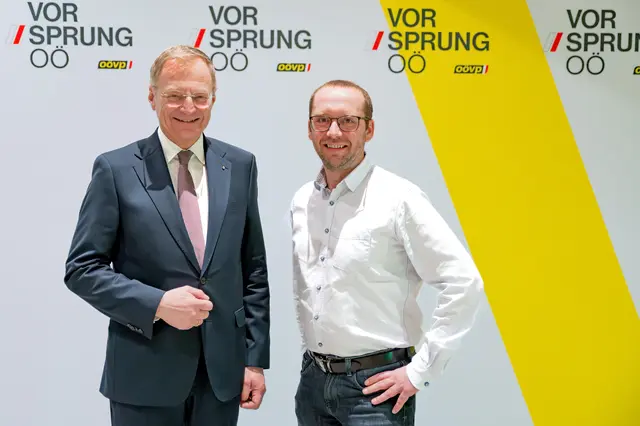 Landeshauptmann Thomas Stelzer gratuliert Sarleinsbachs Bürgermeister Josef Höglinger.