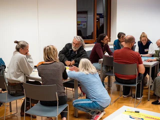 An den Thementischen wurden die verschiedenen Projekte ausdiskutiert. Das Team des Grätzllabors standen beratend zur Seite.  | Foto: LA21/Alex Hauff