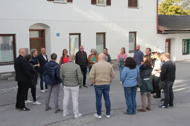 Eine Gruppe von Experten, Vereins- und Gemeindevertretern erarbeiteten im Rahmen einer Dorfbegehung erste Gestaltungsideen, die dann in der Bürgerwerkstatt vorgestellt wurde.  | Foto: Manfred Jordan