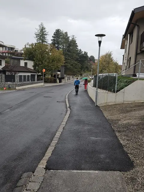 Ein neuer, breiter Gehsteig entlang der Landesstraße L9 erhöht die Verkehrssicherheit und sorgt für einen sichereren Schulweg. | Foto: Gemeinde Sistrans/Google Maps