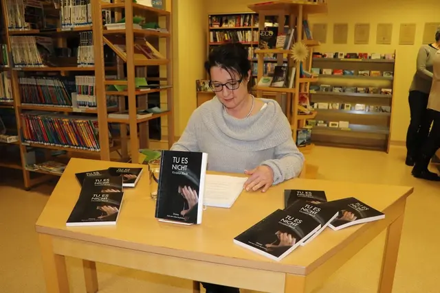 Viviana Bach bei der Lesung, ihres ersten Buches. "TU ES NICHT". | Foto: Tanja Handlfinger