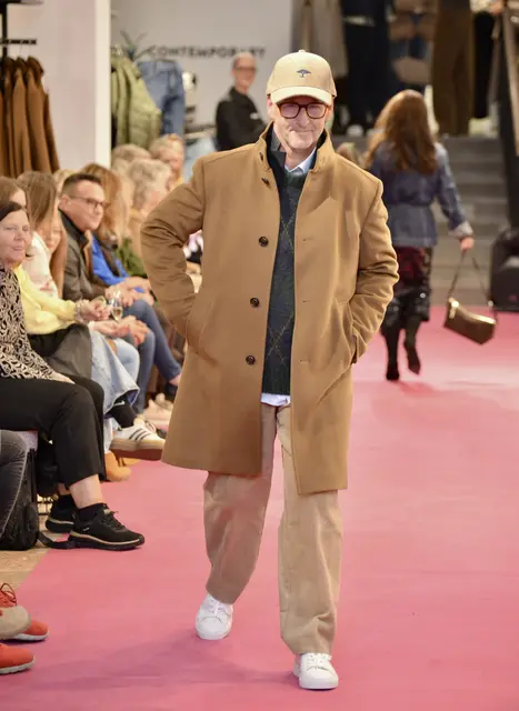 Weg vom klassischen Schwarz-Weiß: Diesen Herbst setzen die Herren mit Mänteln in Senfgelb und Braun auf Farbe | Foto: Sascha Trimmel
