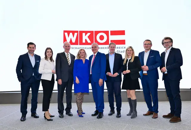 V. l.: CSO Sparkasse OÖ Manuel Molnar, WKOÖ-Vizepräsidentin Lisa Sigl, Bezirksstellenobmann Klaus Schobesberger, Journalistin Anitra Eggler, WKOÖ-Vizepräsident Leo Jindrak, LAbg. Michael Nell, Stadträtin Doris Lang-Mayerhofer, Leiter der Abteilung Trends und Innovation des Landes OÖ Johann Lefenda und Bezirksstellenleiter Peter Polgar. | Foto: Cityfoto.at/Böcksteiner