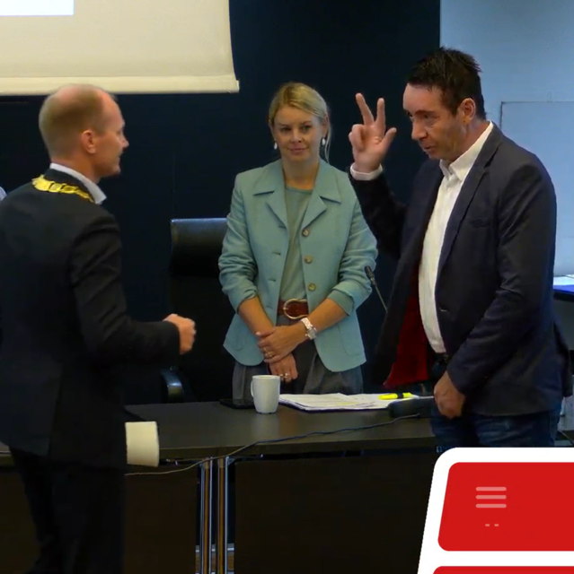 Welche Bedeutung hat das Handzeichen? Bgm. Johannes Anzengruber, Vizebgm. Elli Mayr, Mario Fauster (FPÖ) | Foto: Livestream/Stadt Innsbruck