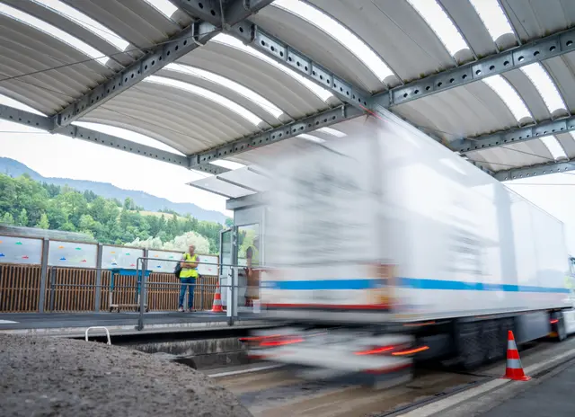 Die Kontrollstelle Radfeld zählt zu den zentralen Einrichtungen für die Überwachung und Kontrolle des Schwerverkehrs in Tirol. | Foto: Land Tirol/Hörmann