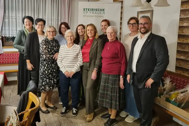 Die VP-Frauen mit Klaudia Stroißnig (l.) und Hannes Buchhauser (r.) beim Schneiderwirt | Foto: VP-Frauen Voitsberg