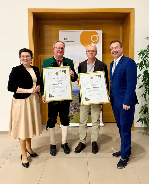 Vizebürgermeisterin Landtagsabgeordnete Manuela Gschwandtner, die Ehrenringträger Hannes Friedl und Hubert Niedermayr, Bürgermeister Jürgen Lachinger (v.l.). 
 | Foto: Gemeinde Gampern/Kühn