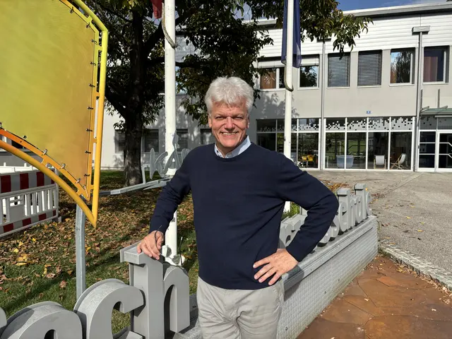 Norbert Aichholzer verbindet langjährige Erfahrung als Schuldirektor mit neuen Perspektiven aus seiner Weltreise. | Foto: MeinBezirk.at/Kerstin Pussnig