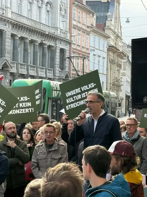 Wolfgang Jud, Musikschuldirektor von Bärnbach und Voitsberg, beim Protestmarsch in Graz | Foto: Bocksruker