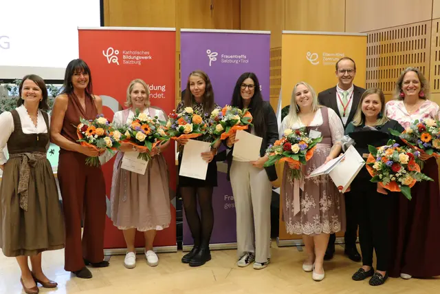 V. li.: Vorstandsmitglied Maria Aigner (Katholisches Bildungswerk Salzburg), Lehrgangsleiterin Corinna Lobentanz, Doris Resch (Eltern-Kind-Zentrum Zederhaus), Claudia Holzer (Eltern-Kind-Zentrum Zederhaus), Sabine Buchsteiner (Eltern-Kind-Zentrum Radstadt-Altenmarkt), Selina Bauer (Eltern-Kind-Zentrum Zederhaus), Direktor Andreas G. Weiß (Katholisches Bildungswerk Salzburg), Tanja Bastian (Eltern-Kind-Zentrum Elsbethen), Lehrgangsleiterin Barbara Schwan. | Foto: Katholisches Bildungswerk Salzburg