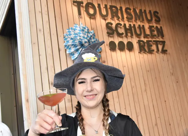 Unter dem Motto „Aufdirndln zur Retzer Wiesn“ wurde die Tourismusschule zum Treffpunkt für Genießer. | Foto: Herbert Schleich