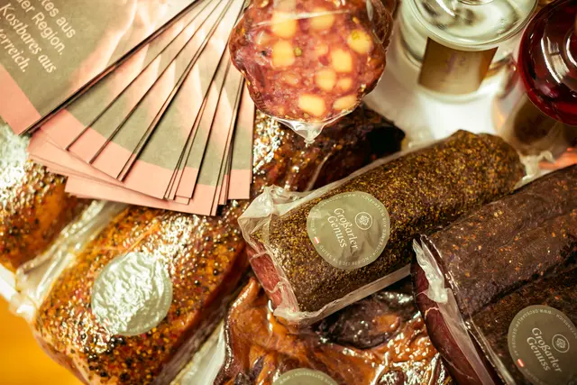 Bei SPAR findet man Wurstspezialitäten und Speck vom Großarler Genuss aus Großarl. | Foto: Gmundner Keramik