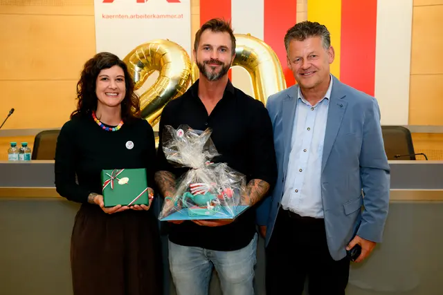 Bürgermeister Christian Scheider (rechts) mit JUNO-Leiter Wolfgang Schmölzer und Kollegin Mara Lesjak bei der Übergabe des Sozialpreises. | Foto: Stadtkommunikation/Hude