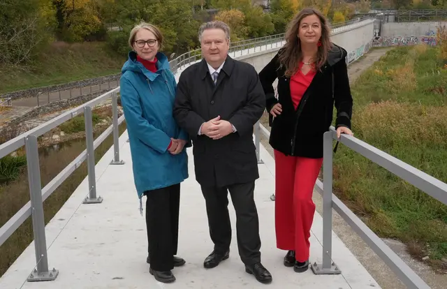 Bürgermeister Michael Ludwig, Stadträtin Ulli Sima (r.) und Bezirksvorsteherin Michaela Schüchner (alle SPÖ) stehen auf der um rund einen Meter erhöhten Wehrmauer im Auhof, die das Hauptgerinne des Wienflusses vom Rückhaltebecken trennt. | Foto: Andreas Pölzl/MeinBezirk