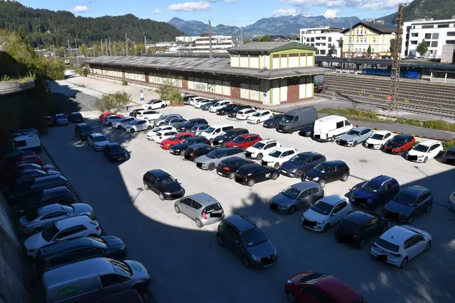 Parkchaos an den Bahnhöfen: In Kufstein wird in mehreren Reihen geparkt– teils mit engen Ausfahrten.  | Foto: Barbara Fluckinger