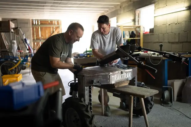 Philipp Schübl (l.) und Stefan Bermadinger beim Tüfteln am „TrakTrak“, mit dem Ziel, die Arbeit für Marktgärtner zu erleichtern. | Foto: TRAKTRAK FlexCo