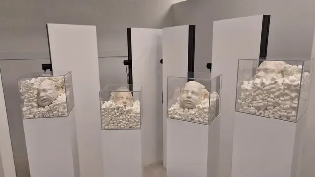 Die beeindruckende Kunstinstallation von Michaela Hartnack-Dachauer zeigt wehrlose Köpfe von Kindern, umgeben von „SS-Flocken“ 
Foto FMZ