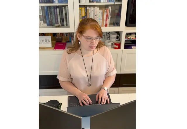 Karin Floder, Expertin für strategische HR-Analyse in Wien, weiß wie Unternehmen ihre Personalkosten transparent gestalten, ihren Wertbeitrag erkennen und gezielt steuern können, um das Unternehmensergebnis nachhaltig zu verbessern. | Foto: Twentysix-Media
