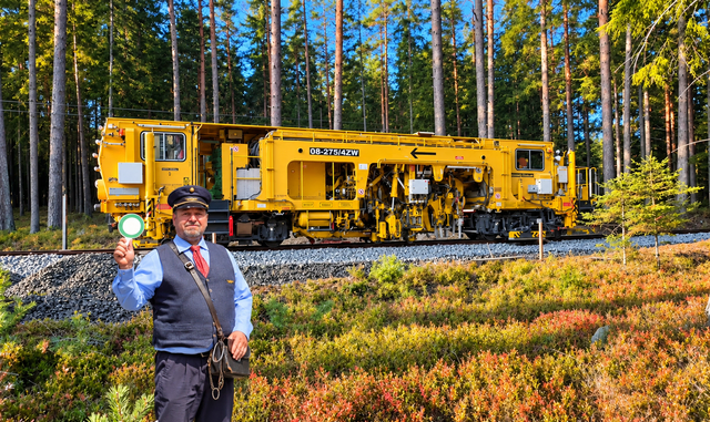 Manfred Schwingenschlögl gibt Signal "Abfahrt" für den Wackelstein-Express vor der imposanten Stopfmaschine der ARGE MDZ. | Foto: Waldviertler Schmalspurbahnverein