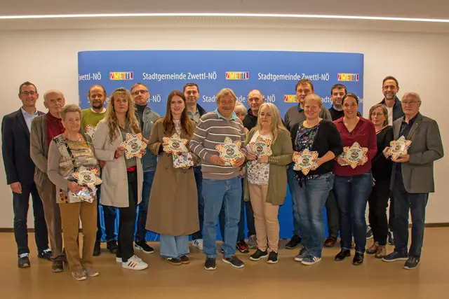 Stadtrat Wolfgang Huber, Raimund Füxl, Emma Füxl, Helmut Priesner, Waltraud Seper, Herbert Koppensteiner, Sabrina Bruckner, Manuel Weissenböck, Erwin Dörr, Herta Dörr, Günter Resch, Andrea Resch, Markus Binder, Andrea Binder, Michael Fraberger, Elisabeth Bichl, Andrea Meier-Pfeffer, Stadtrat Thomas Weiss und Franz Pfeffer (v.l.). | Foto: Stadtgemeinde Zwettl