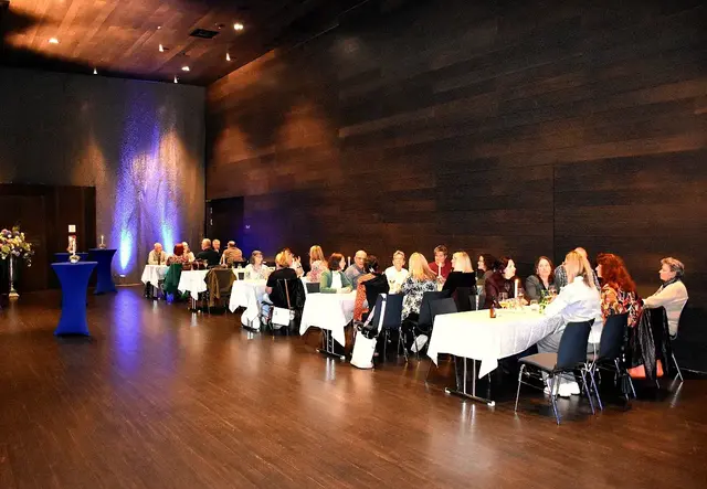 Im Anschluss an die Mitarbeiterehrung durften die Geehrten gemeinsam zu Abend essen und dabei über die vielen vergangenen Jahre im Rathaus plaudern.  | Foto: Standortmarketing Kufstein 