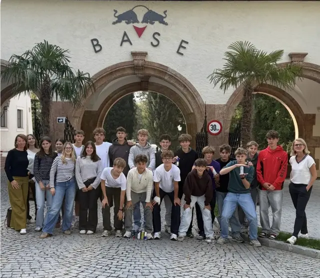 Gruppenfoto der 2AK mit Prof. Martina Satzinger-Zöhrer (links) und Prof. Susanne Mayr-Daringer (rechts) vor der Red Bull Base | Foto: BHAK/BHAS Bad Ischl