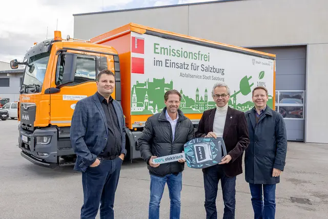 v.l.: Bernhard Bannenberg (Betriebsleiter MA7/03), Jürgen Wulff-Gegenbaur (Amtsleiter Abfallservice), Vizebürgermeister Christoph Brandstätter, Roman Eggenfellner (Behördenverkauf Lkw, MAN Truck&amp;Bus Vertrieb Österreich GmbH) | Foto: wildbild
