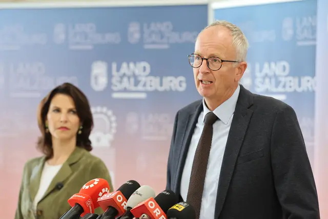 Im Bild v.l. Landeshauptfrau Karoline Edtstadler und Gemeindeverbandspräsident, Bürgermeister Manfred Sampl. | Foto: Land Salzburg / Franz Neumayr