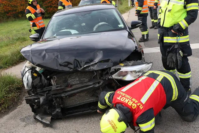 Zwei Pkw stießen in einer Kreuzung in Thalheim bei Wels zusammen.