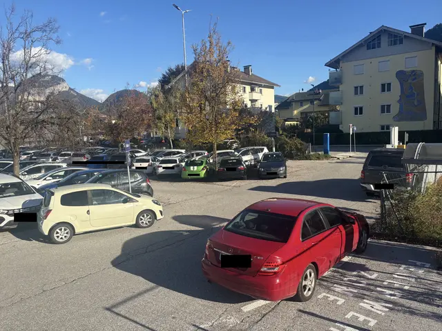 Am übervollen Parkplatz werden Autos sogar in der Feuerwehrzone abgestellt.  | Foto: Martina Obertimpfler 
