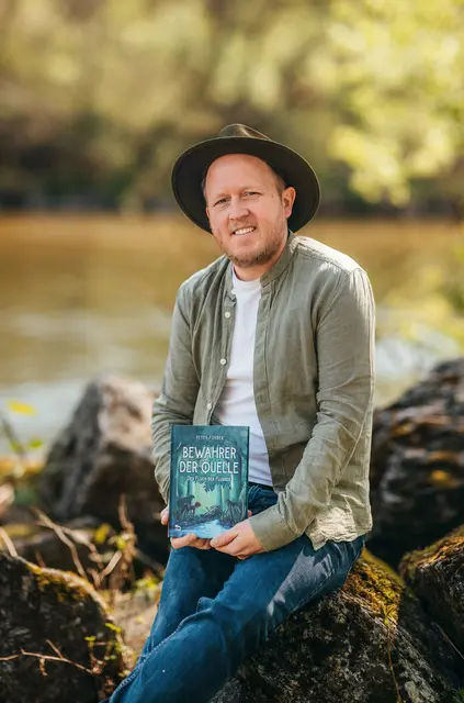Peter Führer aus Ferschnitz mit Band 2 seiner märchenhaften Buch-Serie. | Foto: Daniela Führer