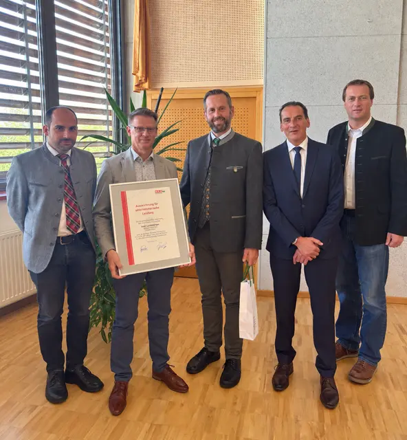 Sepp Luttenberger erhielt zu seinem 30-Jahre-Jubiläum eine Wirtschaftskammer-Urkunde. | Foto: WKO Steiermark