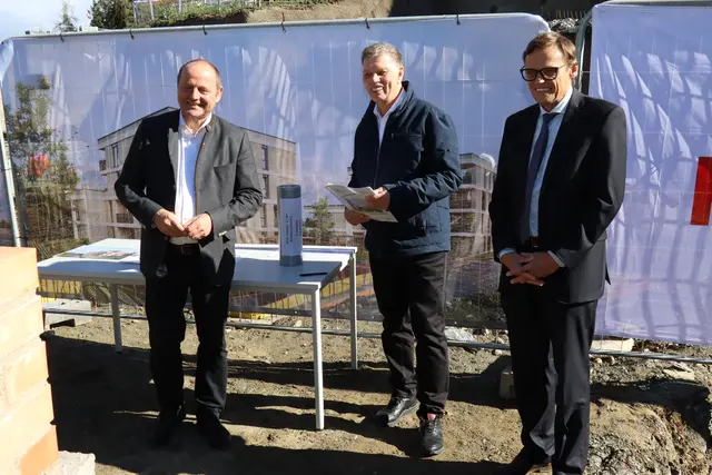 LH Stv. Josef Geisler, Bürgermeister Martin Wegscheider und Tiroler-Wohnbau-Geschäftsführer Walter Soier freuen sich über den Baustart in Gallraun. | Foto: Kendlbacher