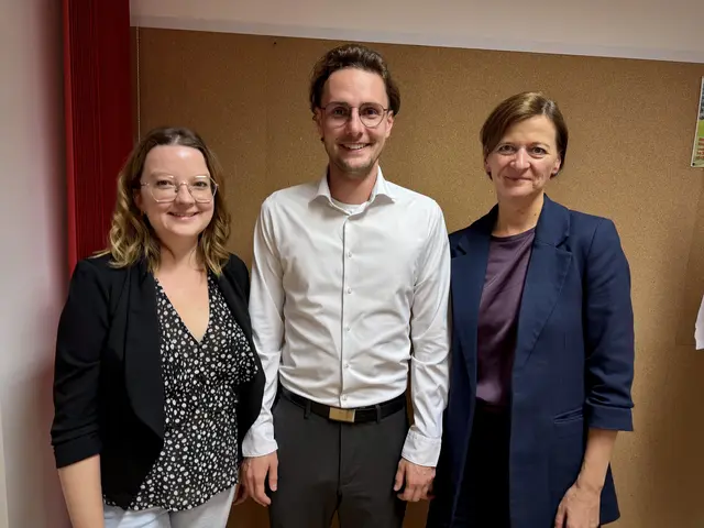 Am Bild von links Bianca Karr-Sajtarevic, Bürgermeister Alexander Leutgeb und Nationalrätin Sabine Schatz.
 | Foto: BSA Bezirk Perg
