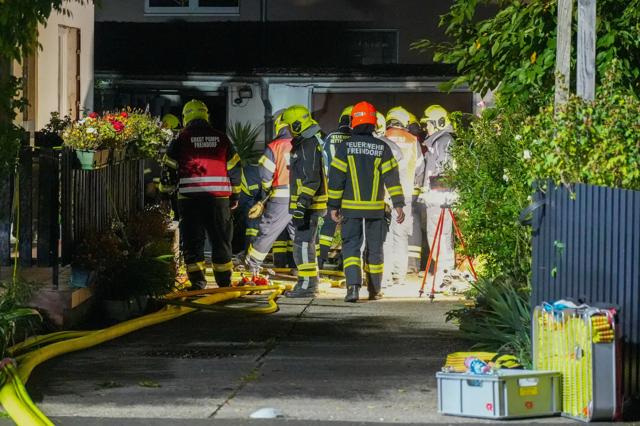 Dramatischer Feuerwehreinsatz: Kellerbrand in Haid, Feuerwehr rettet zwei ...