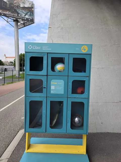Die SPÖ Neubau möchte ein System für Parkanlagen entwickeln, mit welchem man sich kostenlos Spielgerät ausborgen kann. Entsprechende Boxen gibt es etwa schon in Bratislava. | Foto: Alexander Barkoczi