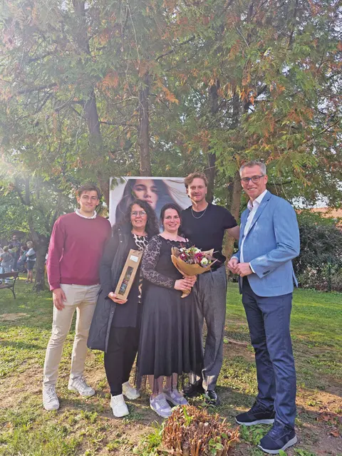GR Elias Zach, Ortsvorsteherin Julia Krifter und Bürgermeister Johannes Heuras  beglückwünschten gemeinsam mit Sänger Lucas Fendrich, der für die stimmungsvolle musikalische Umrahmung des Festes sorgte, viel Erfolg | Foto: Gemeinde