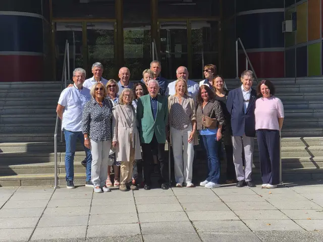 Die Klassengemeinschaft nach 42 Jahren vor dem Bundesschulzentrum, wo sie einst gemeinsam die Schulbank drückten. | Foto: Kahr