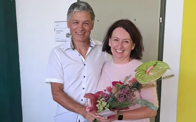 Organisator Daniel Kahr nach der Ansprache bei der Blumenübergabe an Direktorin Elke Herler | Foto: Kahr