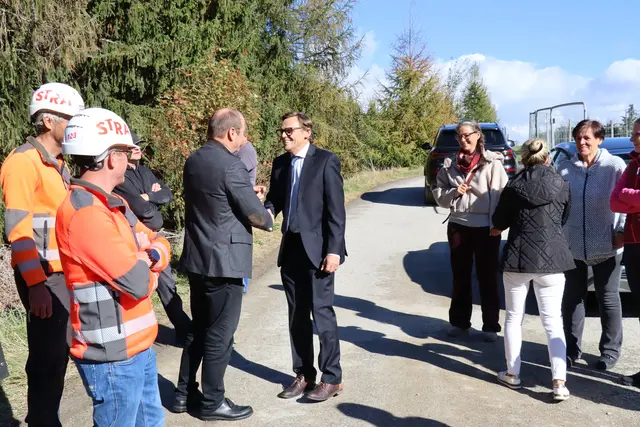 LH Stv. Josef Geisler empfängt Bgm. Martin Wegscheider auf der Baustelle.  | Foto: Kendlbacher