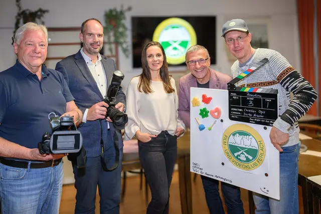 Regisseurin und Autorin Jaqueline Rauter (Mitte) mit den Mitgliedern des Film- und Videoklubs Ferlach.  | Foto: Filmklub Ferlach