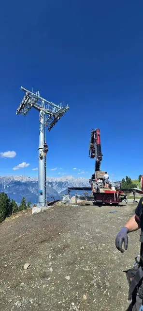 Die neuen Liftmasten werden schon aufgestellt. | Foto: Gemeinde Tulfes